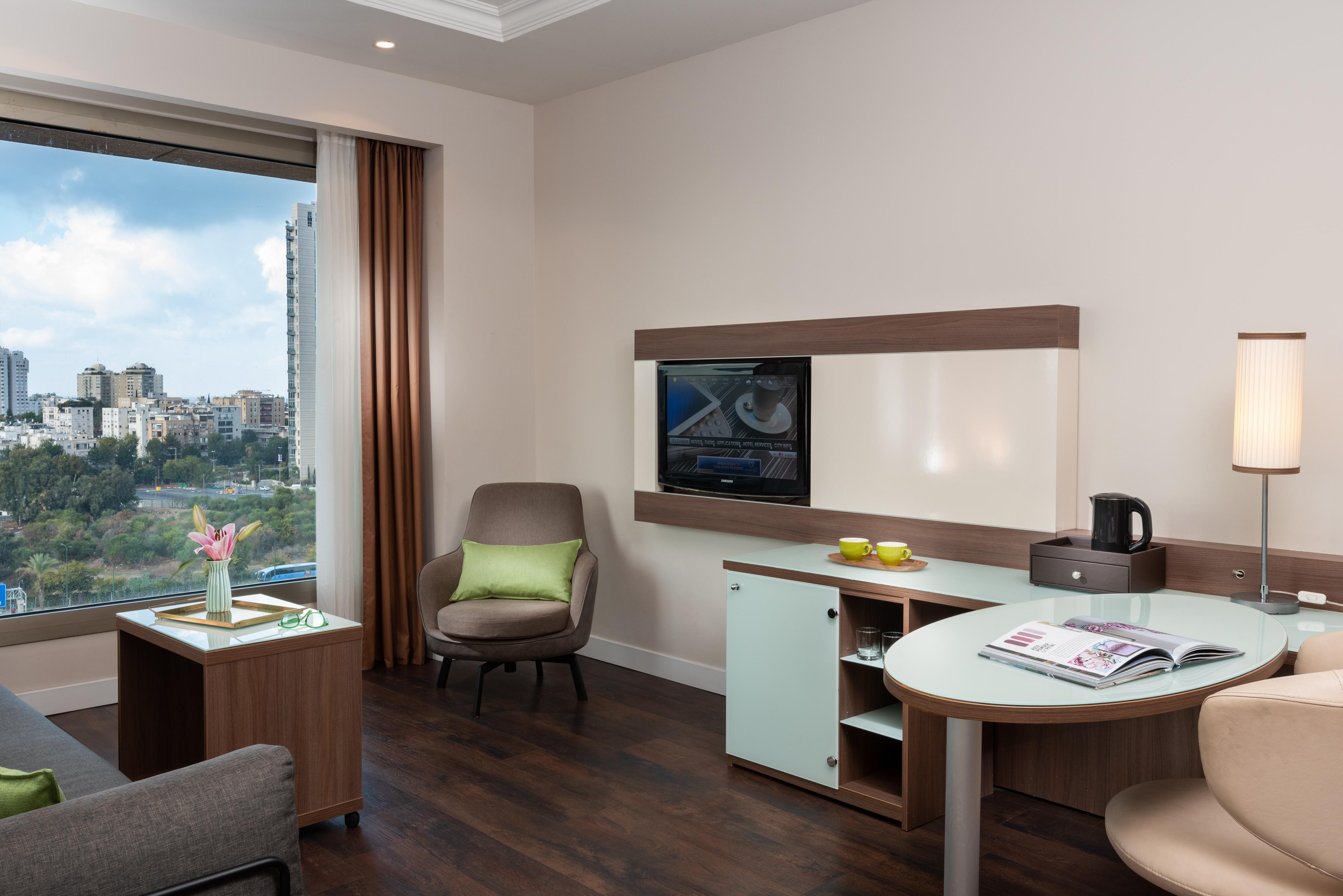 Leonardo City Tower Hotel Tel Aviv Giv'atayim Exterior photo A room at the hotel