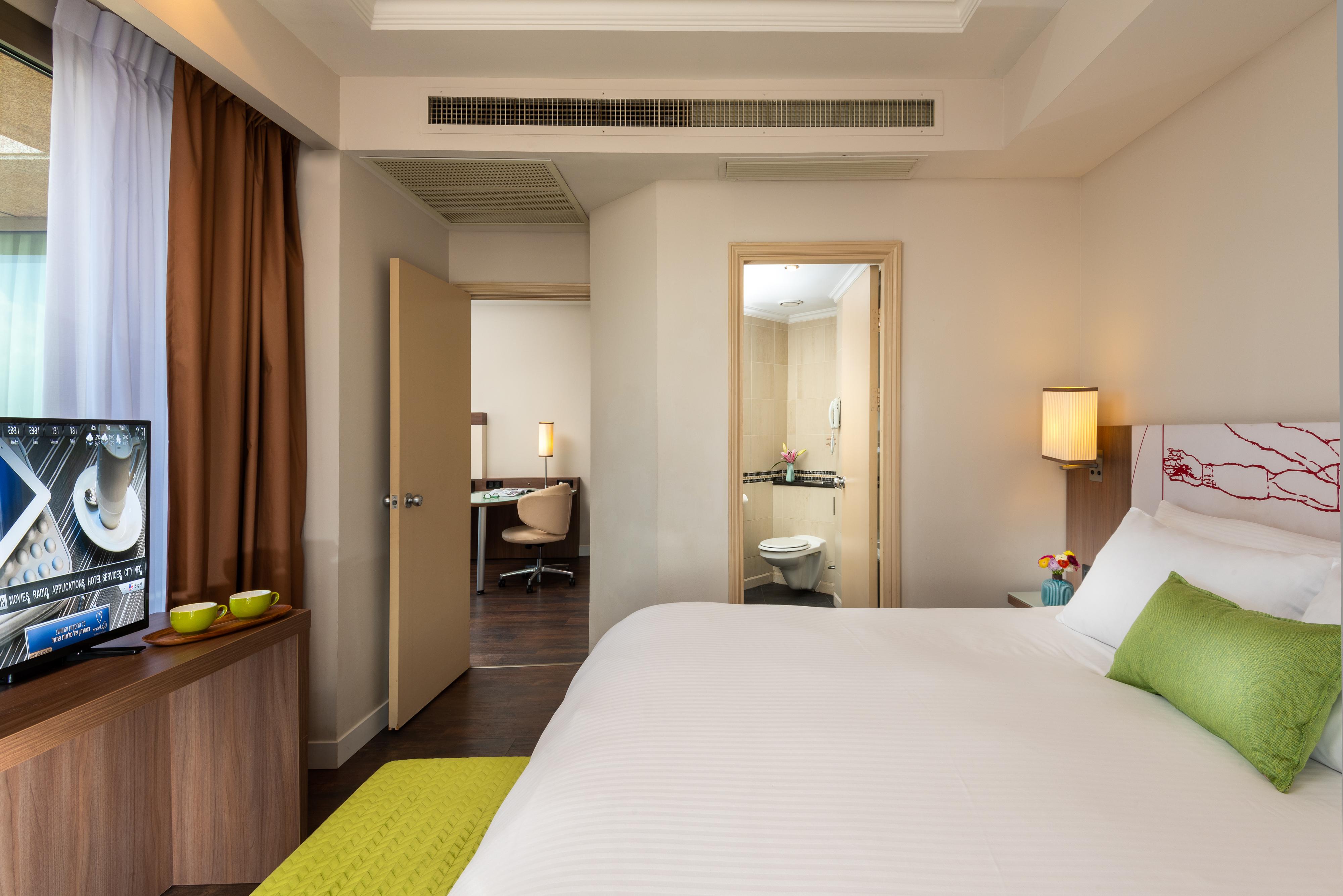 Leonardo City Tower Hotel Tel Aviv Giv'atayim Exterior photo A bedroom at the hotel