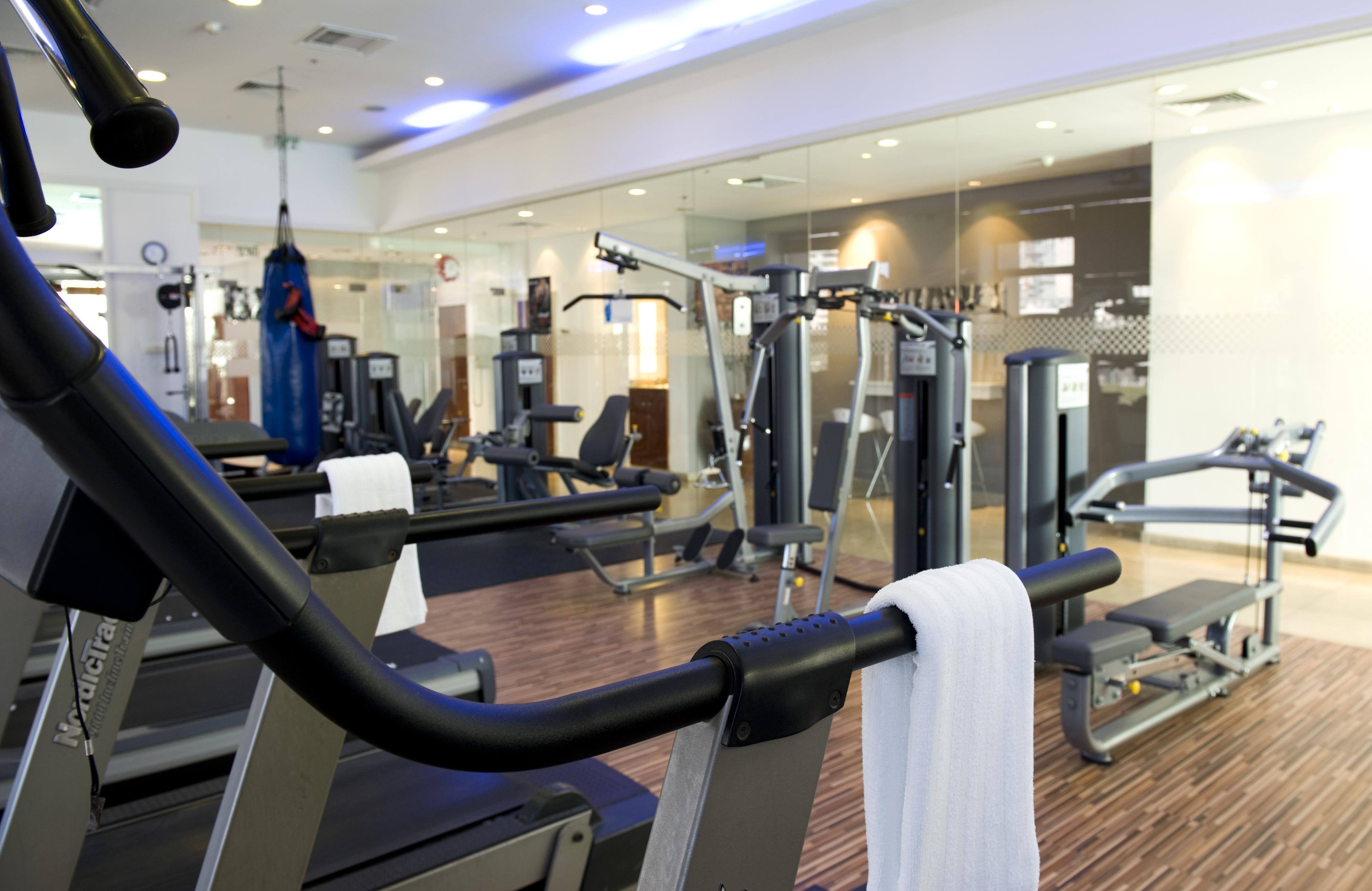 Leonardo City Tower Hotel Tel Aviv Giv'atayim Exterior photo The gym at the hotel