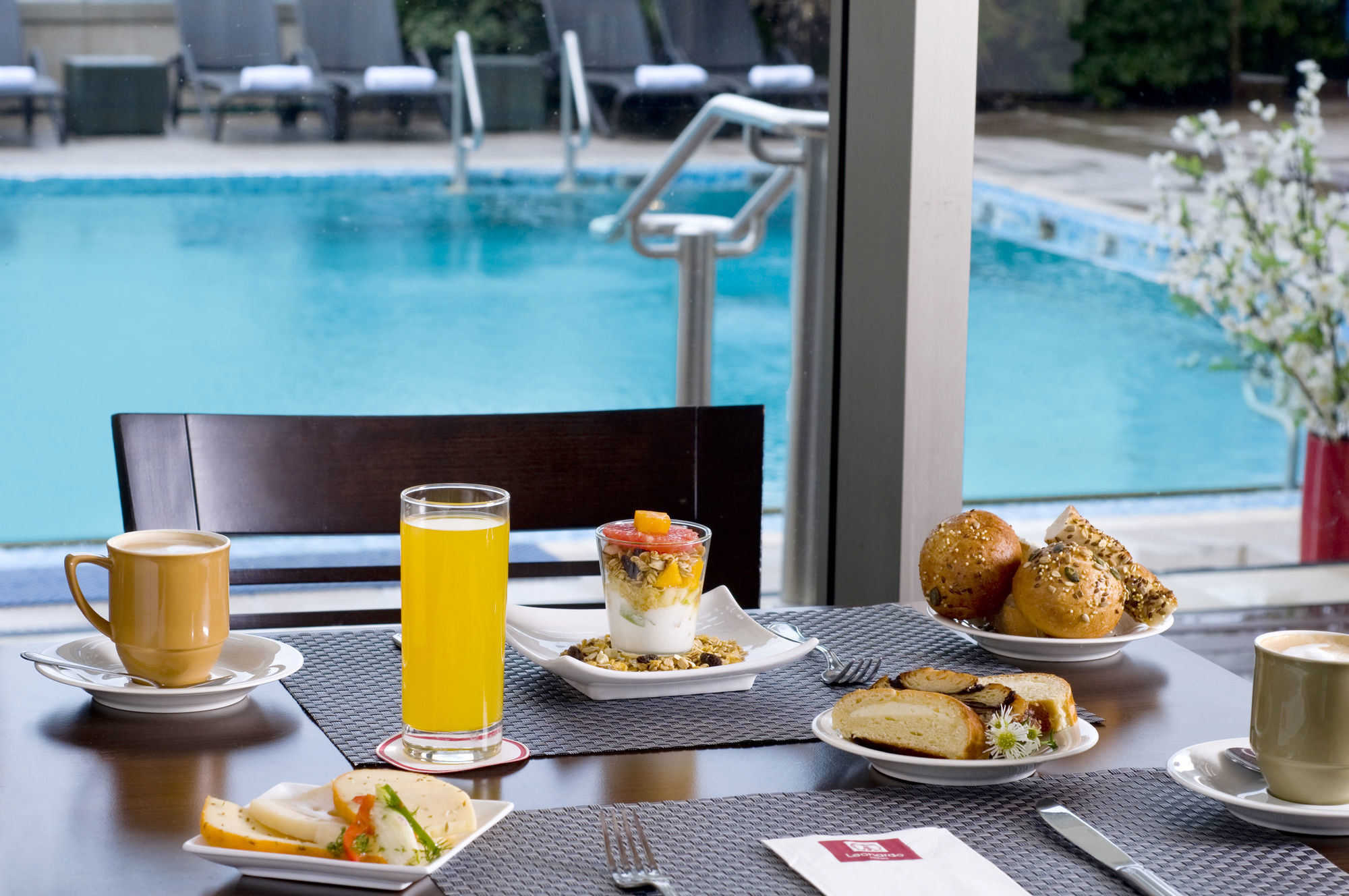 Leonardo City Tower Hotel Tel Aviv Giv'atayim Exterior photo Breakfast at the pool