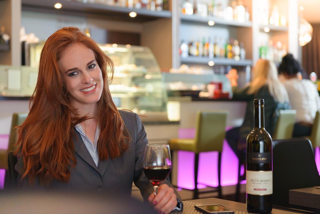 Leonardo City Tower Hotel Tel Aviv Giv'atayim Exterior photo A woman drinking wine